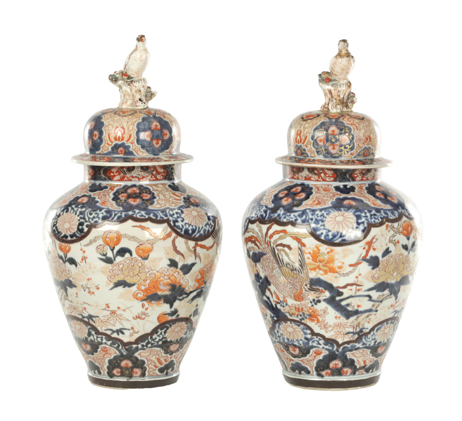 A GOOD PAIR OF 17TH CENTURY JAPANESE IMARI VASES AND COVERS