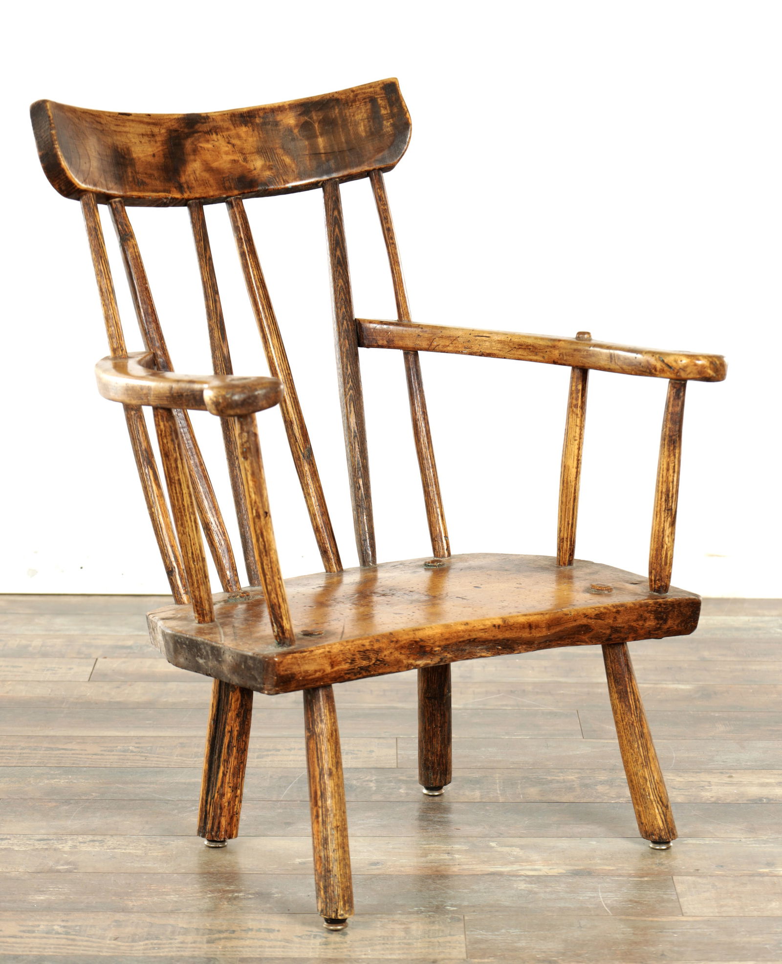 AN 18TH CENTURY IRISH GIBSON FIRESIDE COMB BACK CHAIR: AN 18TH CENTURY IRISH GIBSON FIRESIDE COMB BACK CHAIR of low sculptural form, having a good colour and patina. (74cm high, 62cm wide and 38cm deep)