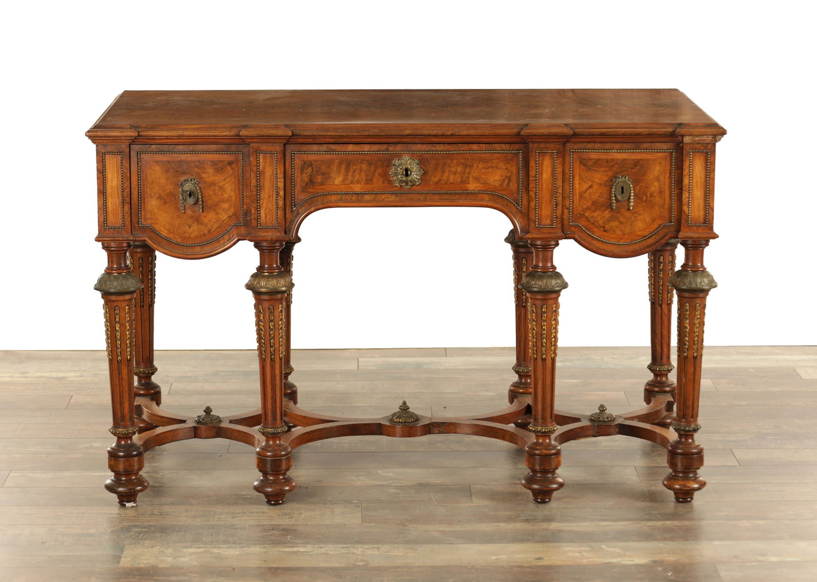 A GOOD QUALITY FIGURED WALNUT WRITING DESK (1 of 7)