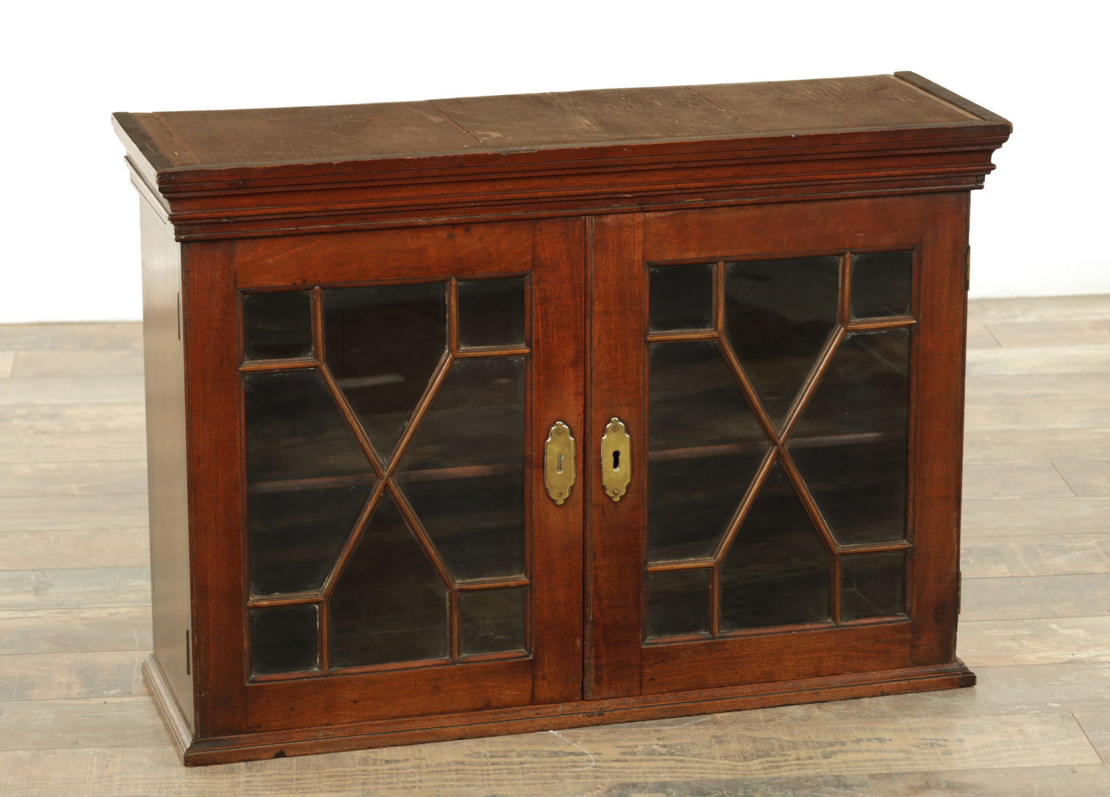A 18TH CENTURY MAHOGANY HANGING DISPLAY CABINET IN THE MANNER OF CHIPPENDALE (1 of 5)