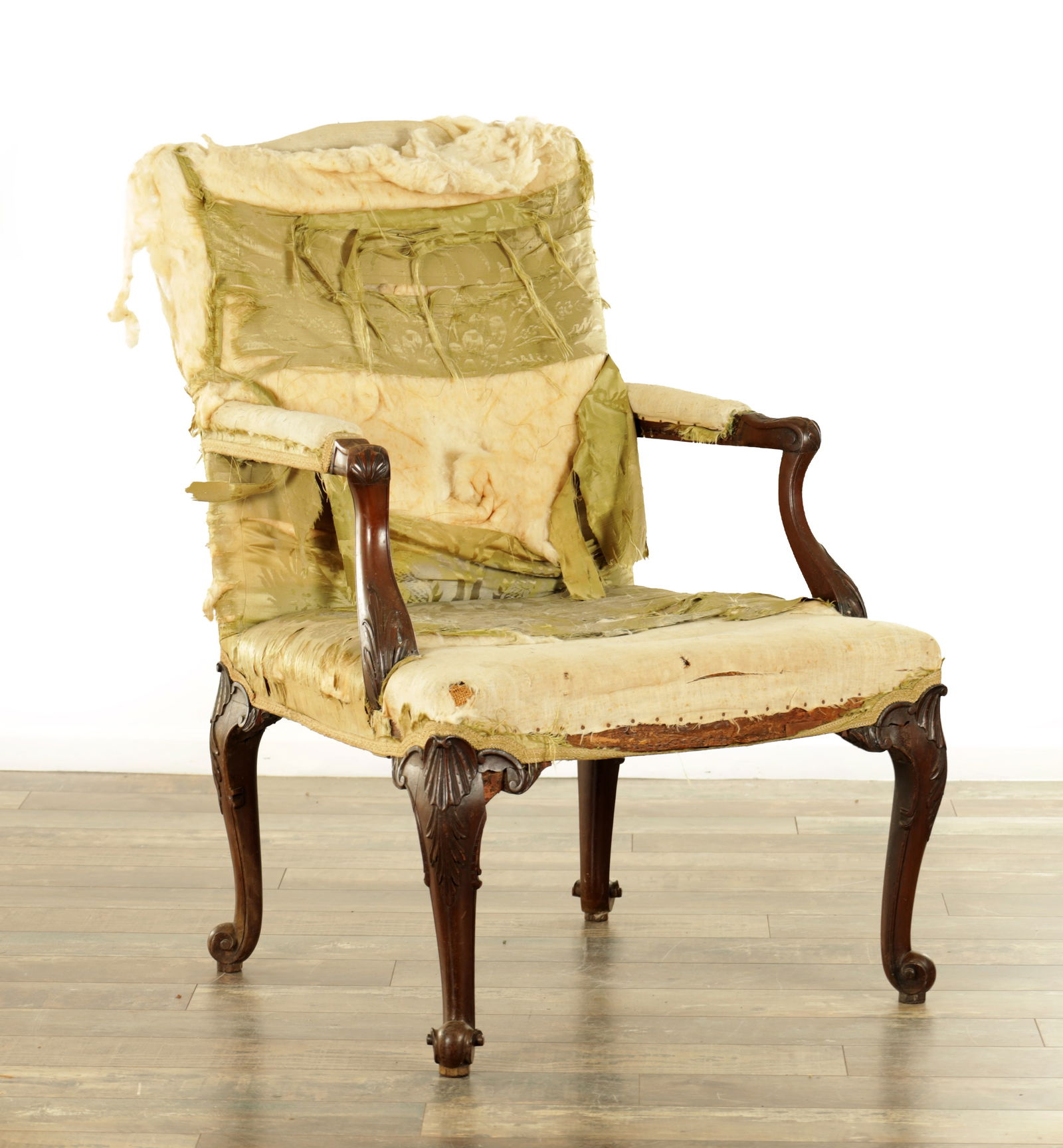A FINE GEORGE III CARVED MAHOGANY CHIPPENDALE STYLE GAINSBOROUGH CHAIR (1 of 12)