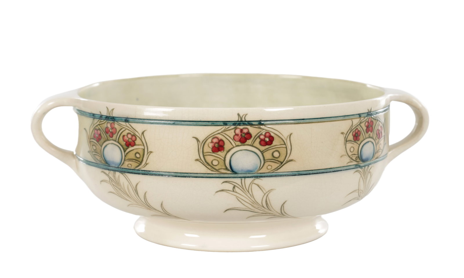A 1920S MOORCROFT ‘PEACOCK FEATHER’ POTTERY TWO HANDLED BOWL: A 1920S MOORCROFT ‘PEACOCK FEATHER’ POTTERY TWO HANDLED BOWL decorated in the ‘Peacock Feather’ pattern with stylised feather roundels with blue centres and red flowerheads on a pale ground, i