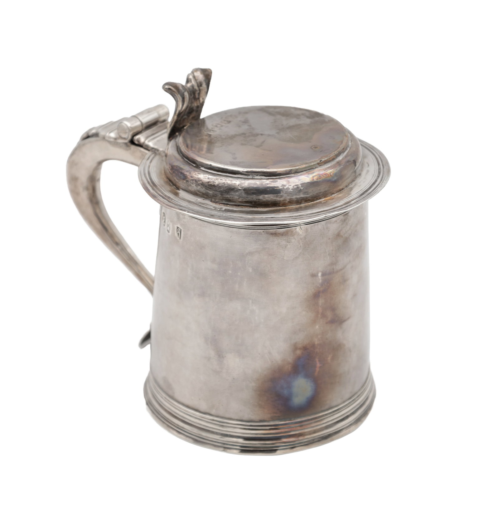 A WILLIAM AND MARY SILVER TANKARD: A WILLIAM AND MARY SILVER TANKARD Hallmarked London 1697 by Willoughby Masham. Total weight app. 580g. (Height 16cm)