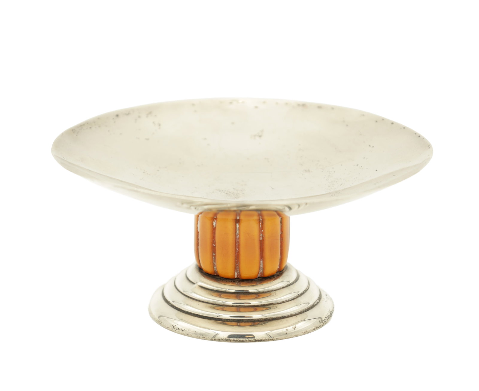 A STYLISH ART DECO SILVER TAZZA (AFTER J.E. PUIFORCART): A STYLISH ART DECO SILVER TAZZA (AFTER J.E. PUIFORCART) the shallow bowl raised on a fluted amber-coloured bakelite pedestal on a stepped circular base. Total weight app. 189g. (15.4cm diameter and 7c