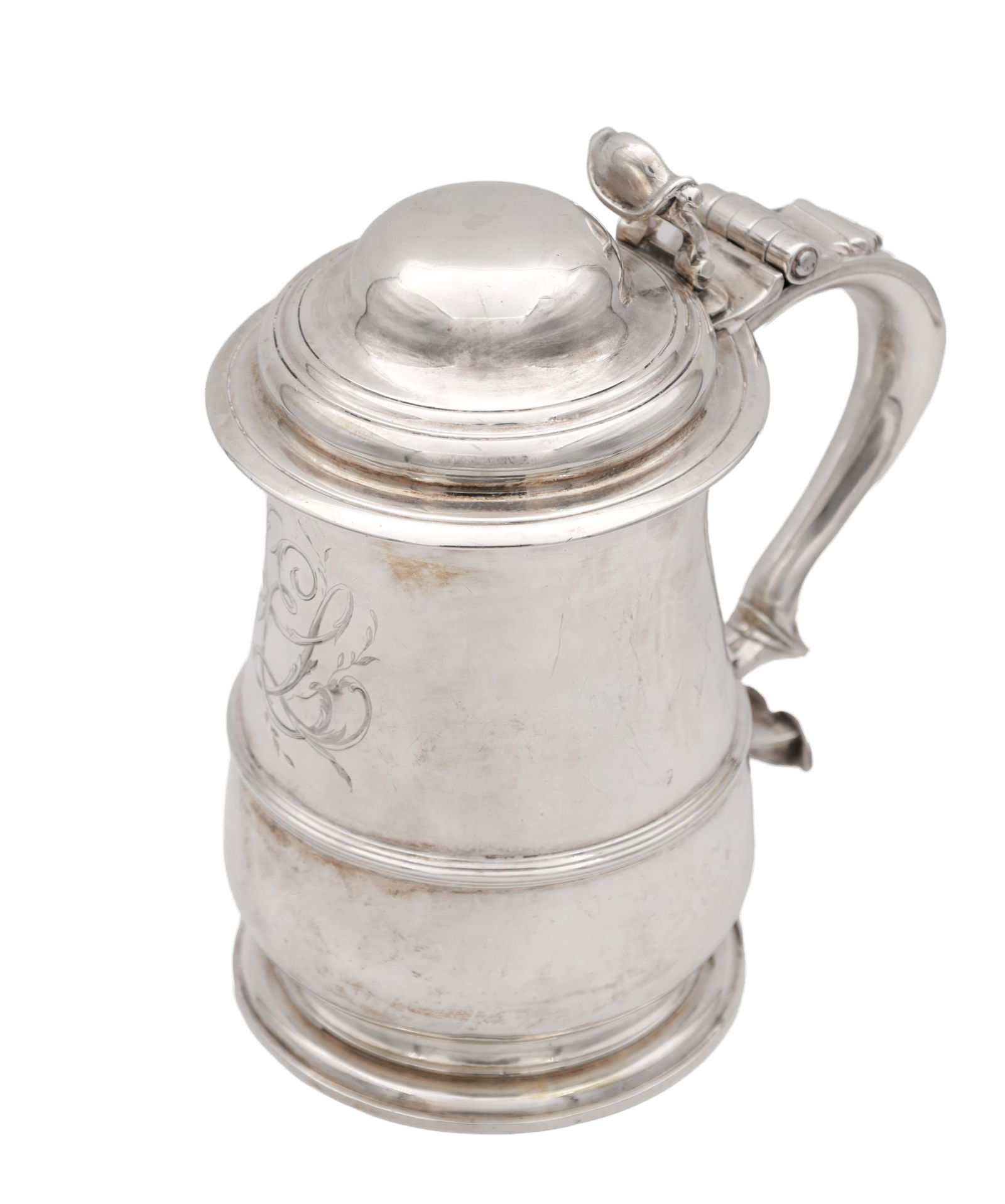 A GOOD QUALITY GEORGE II SILVER LIDDED TANKARD: A GOOD QUALITY GEORGE II SILVER LIDDED TANKARD, having a hinged domed lid and baluster shaped body with raised reeded band and circular foot, the scroll handle with open work scroll thumb piece. Hallm