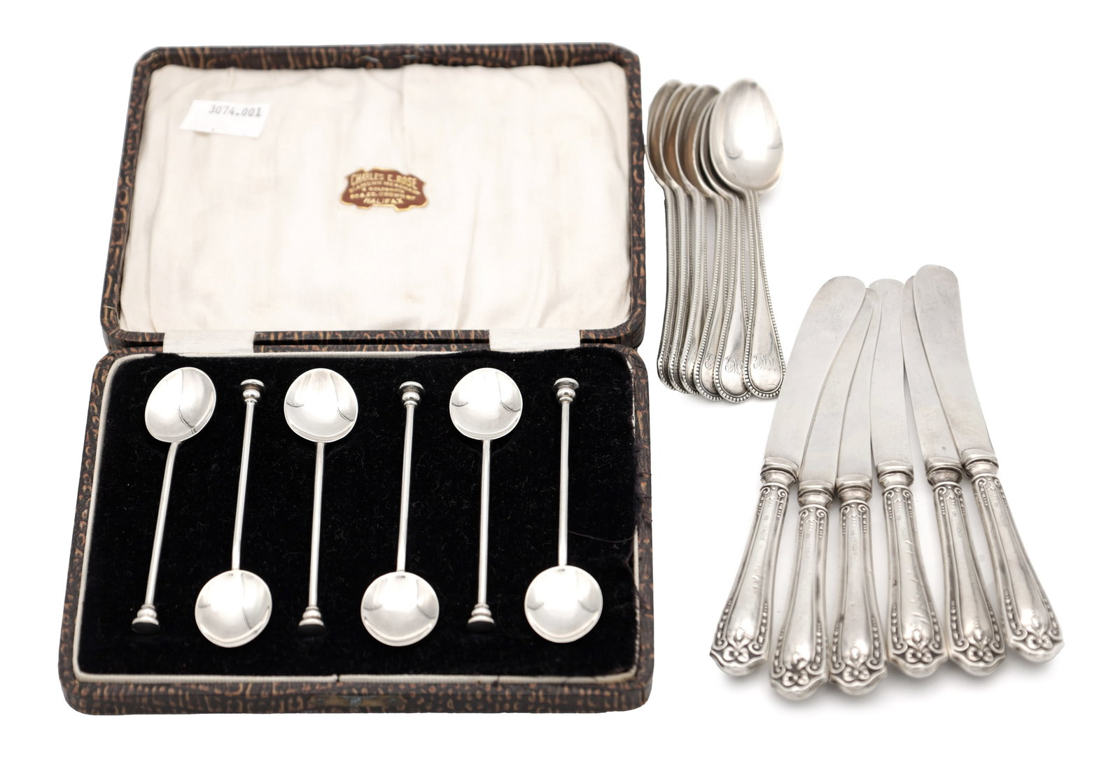 A COLLECTION OF 19TH/20TH CENTURY ENGLISH SILVER FLATWARE: A COLLECTION OF 19TH/20TH CENTURY ENGLISH SILVER FLATWARE comprising a set of six teaspoons hallmarked London 1874, a set of six knives with silver plated blades and silver handles hallmarked 1923, an