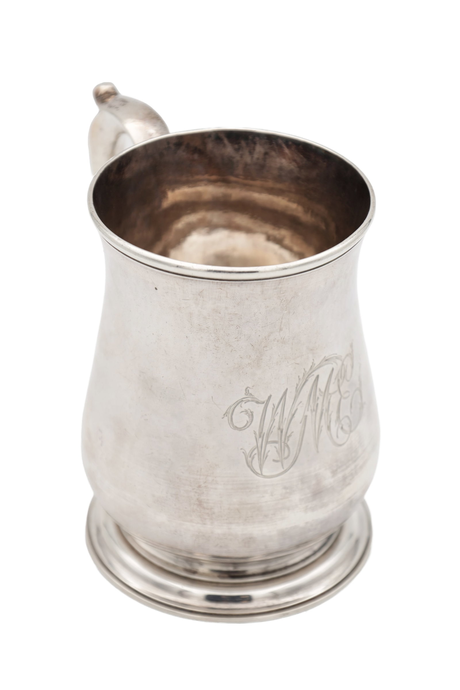 A GEORGE III SILVER TANKARD: A GEORGE III SILVER TANKARD Hallmarked London 1762 by Thomas Whipham & Charles Wright. Total weight app. 390g. (Height 12.5cm)