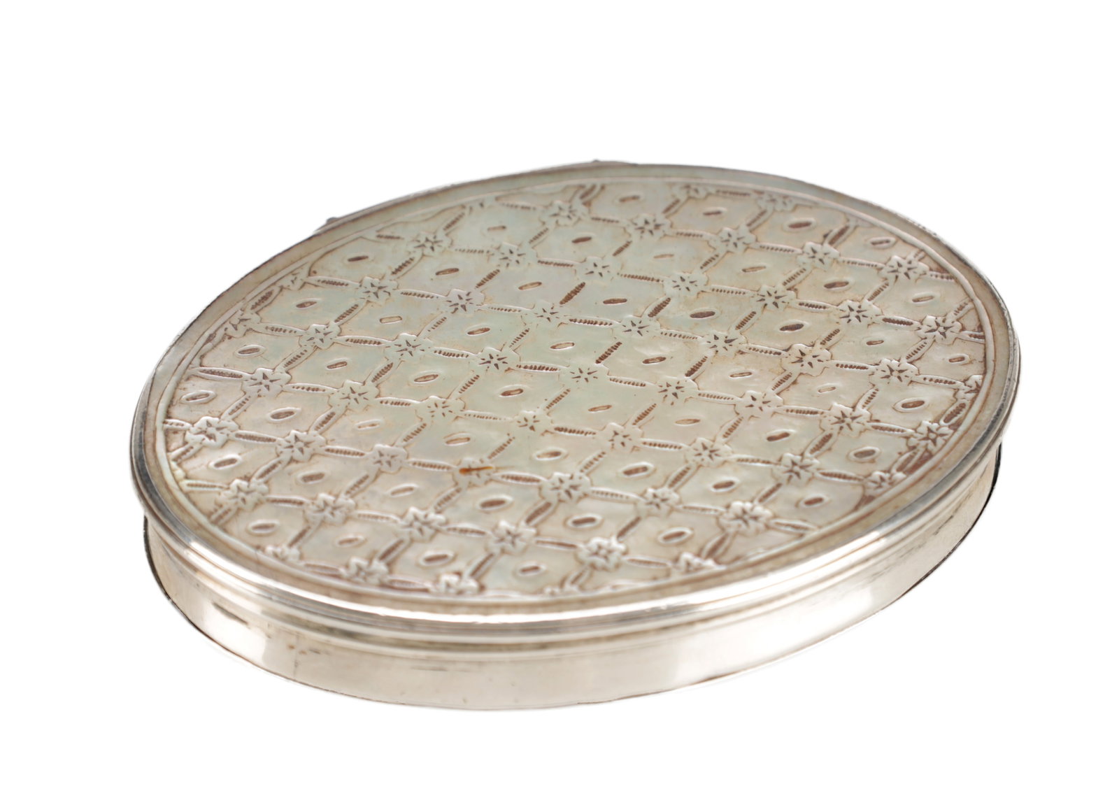 AN EIGHTEENTH CENTURY SILVER AND MOTHER OF PEARL SNUFF BOX: AN EIGHTEENTH CENTURY SILVER AND MOTHER OF PEARL SNUFF BOX of oval form with a hinged cover inset with a carved mother of pearl panel with diaper and star motifs, the silver mounts plain. (6.8CM BY 5C