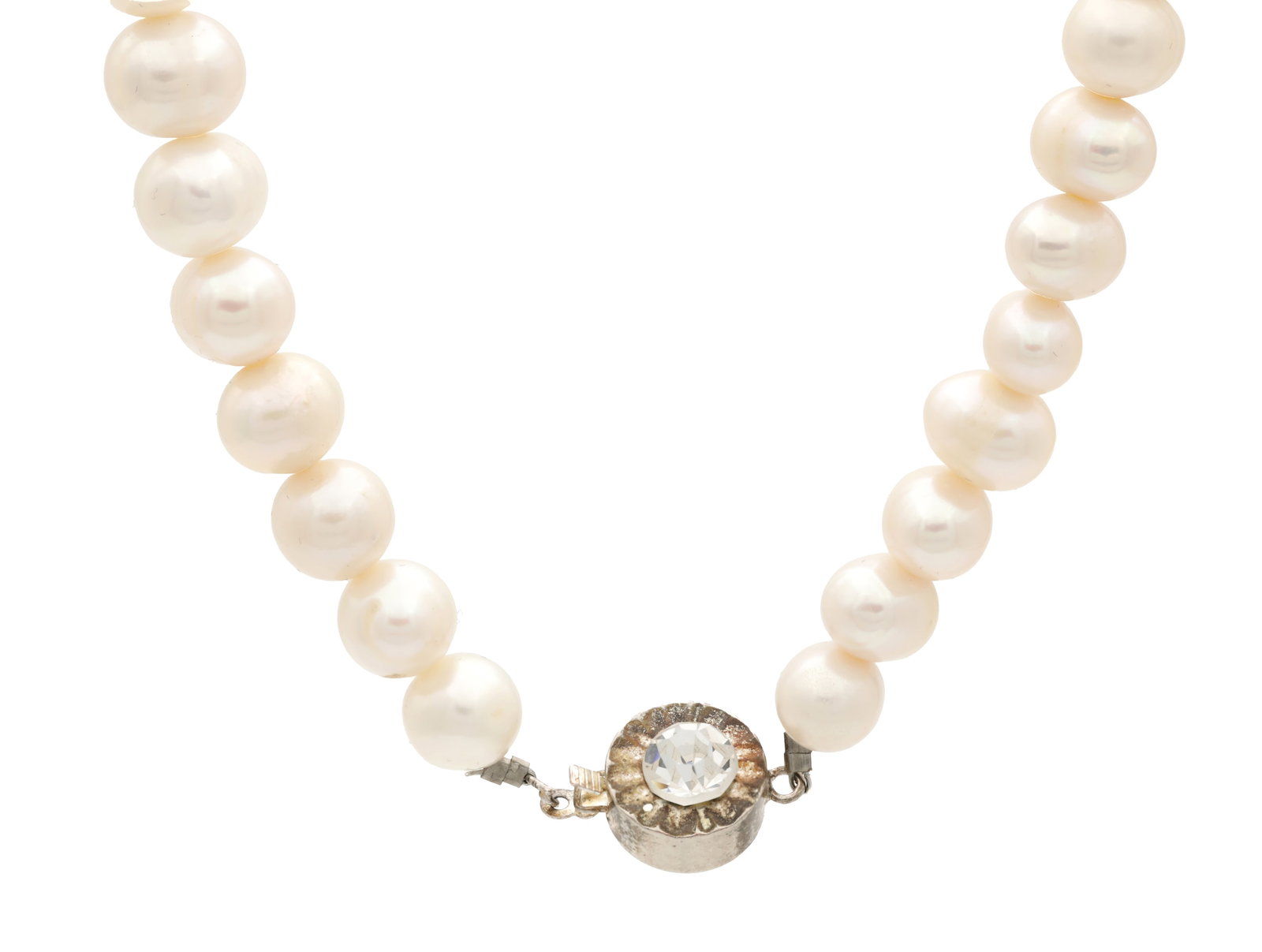 A 20TH CENTURY CULTURED PEARL SINGLE STRAND NECKLACE WITH WHITE METAL GEM-SET CLASP: A 20TH CENTURY CULTURED PEARL SINGLE STRAND NECKLACE WITH WHITE METAL GEM-SET CLASP strung with near-round white pearls, the circular box clasp set with a colourless faceted stone. (Length 134cm )