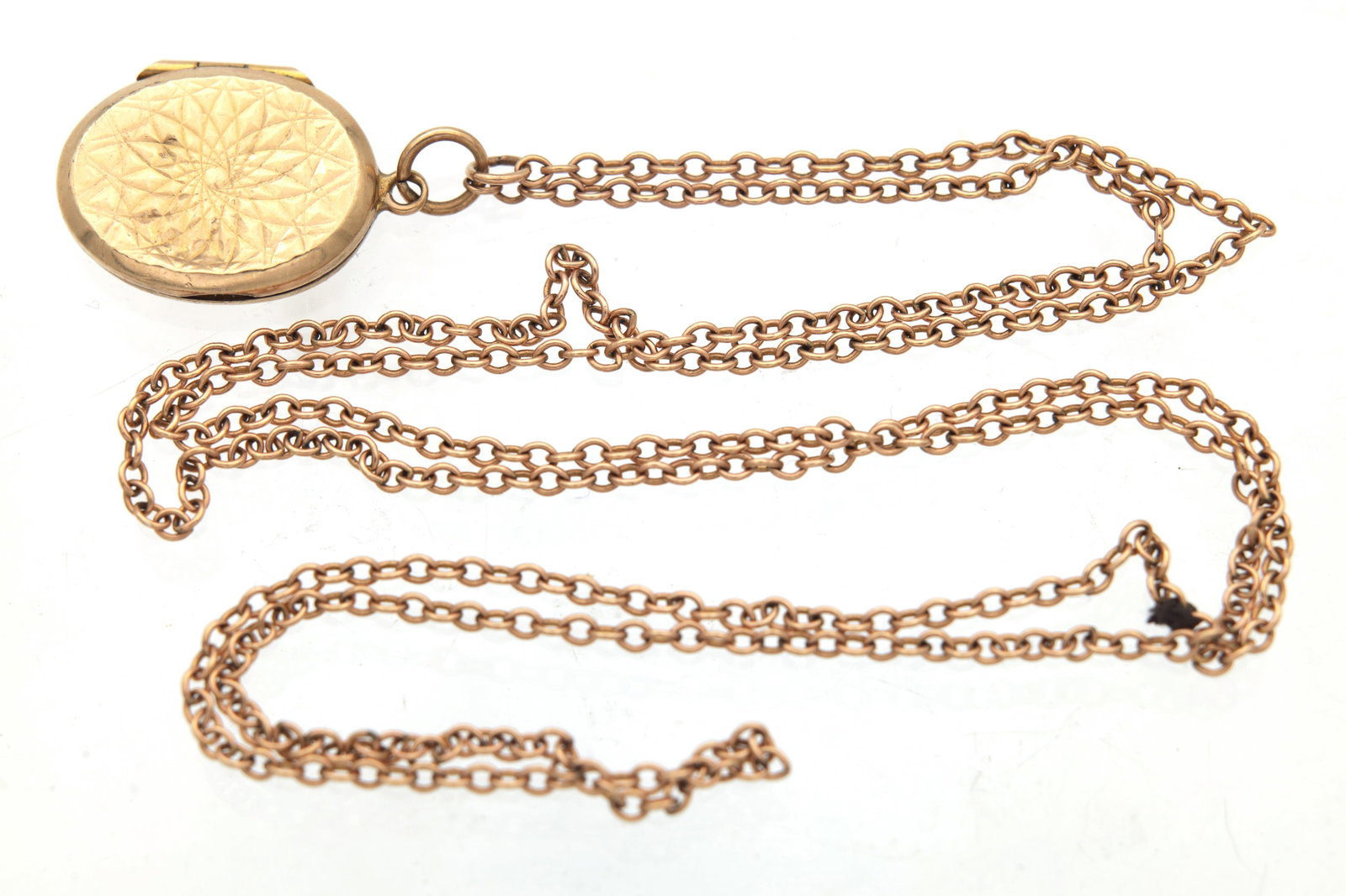 A 9CT YELLOW GOLD CHAIN AND LOCKET: A 9CT YELLOW GOLD CHAIN AND LOCKET comprising a circular hinged locket with engine-turned starburst cover on a trace-link chain, total app. weight 5.2g. (Chain 29.5cm long, locket 17mm high, 11mm wide