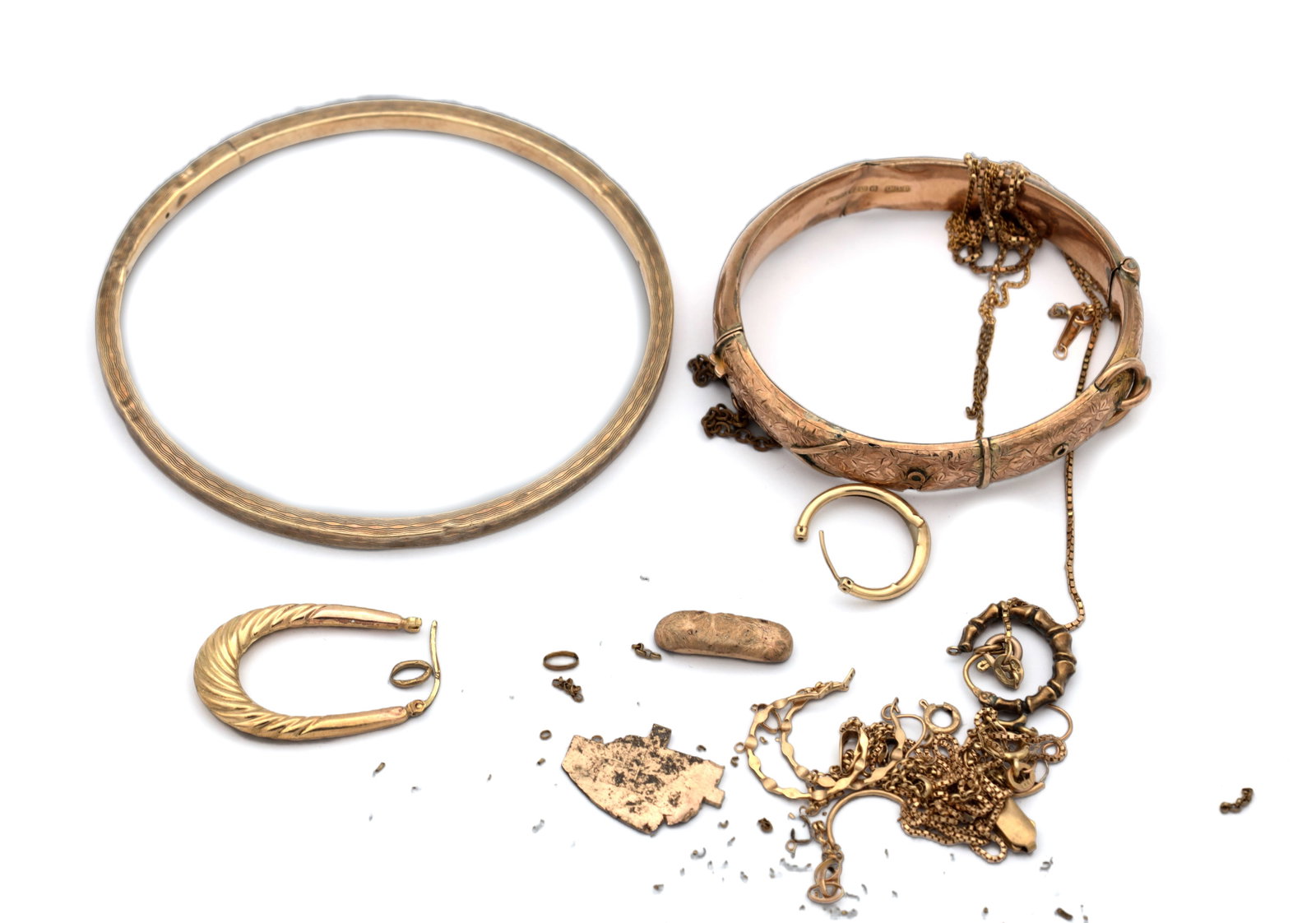 A COLLECTION OF 9CT AND 14CT GOLD PIECES: A COLLECTION OF 9CT AND 14CT GOLD PIECES comprising a 9ct gold-filled bangle, a 9ct rose gold bracelet, and further 9ct gold jewellery, total weight app. 21.4g excluding two pieces of filled