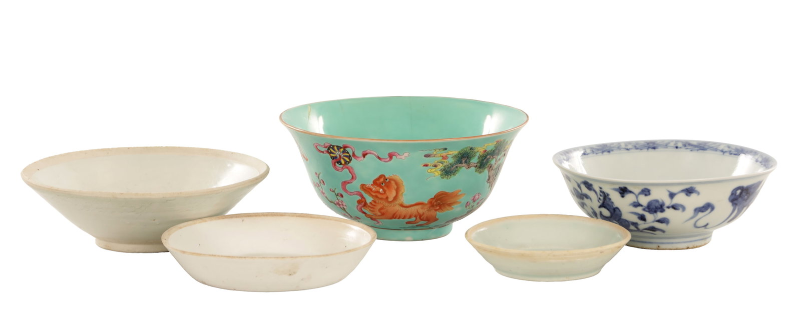 A GROUP OF CHINESE AND JAPANESE PORCELAIN AND POTTERY BOWLS: A GROUP OF CHINESE AND JAPANESE PORCELAIN AND POTTERY BOWLS comprising a turquoise-ground bowl painted in famille rose enamels with mythical beasts, flowering branches and rockwork, the base bearing a