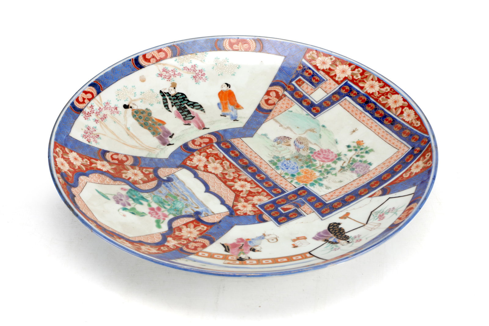 A 19TH CENTURY JAPANESE IMARI PORCELAIN CHARGER: A 19TH CENTURY JAPANESE IMARI PORCELAIN CHARGER of circular form with a rounded rim and shallow sides, decorated in underglaze blue, iron red and gilt with panelled figural and floral reserves, six ch