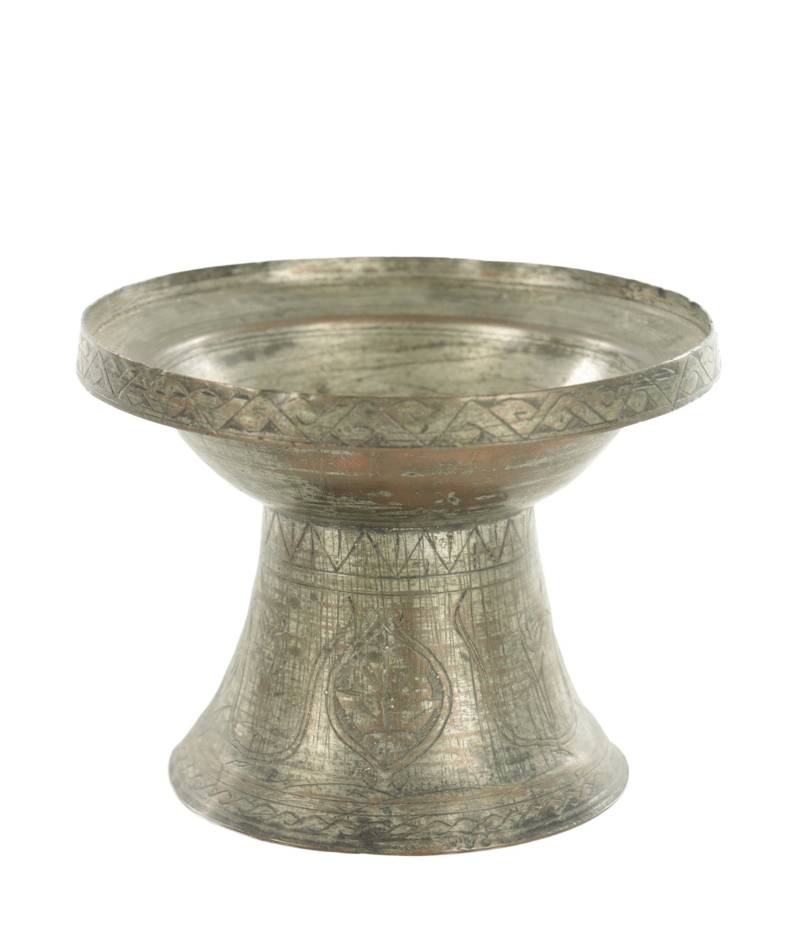 AN 18TH/19TH CENTURY ENGRAVED COPPER INCENSE BURNER: AN 18TH/19TH CENTURY ENGRAVED COPPER INCENSE BURNER of circular shallow bowl form on a waisted pedestal foot, the everted rim and body engraved with geometric borders and lobed cartouches. (12 cmhigh)