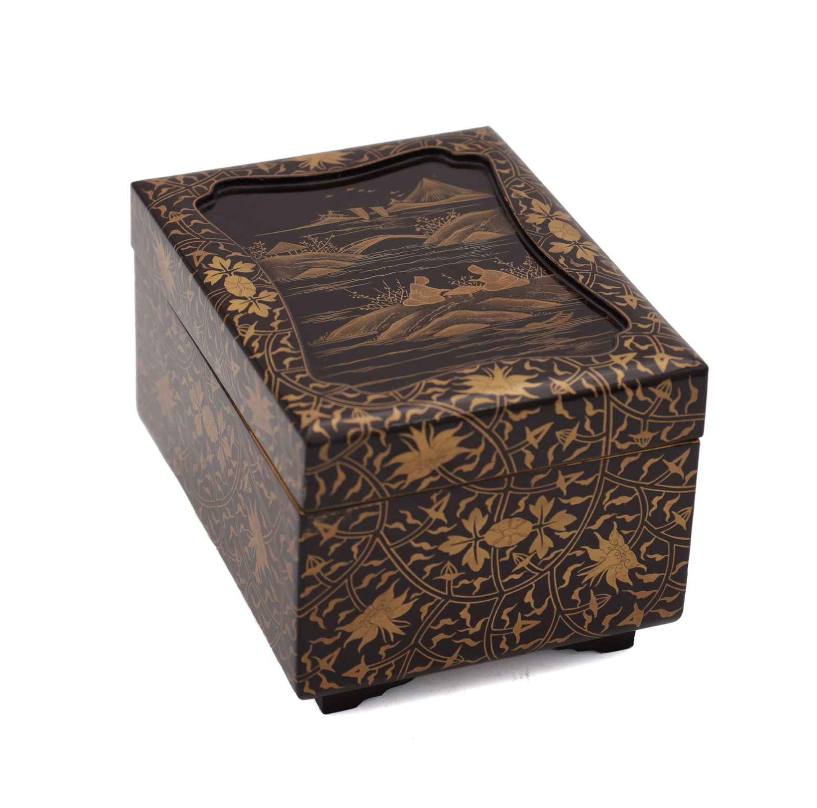 A 20TH CENTURY JAPANESE LACQUERWARE BOX: A 20TH CENTURY JAPANESE LACQUERWARE BOX having an oriental-style landscape to the top of the lid with a raised border, the sides have gilt foliate decoration and the box is raised on four shaped feet.