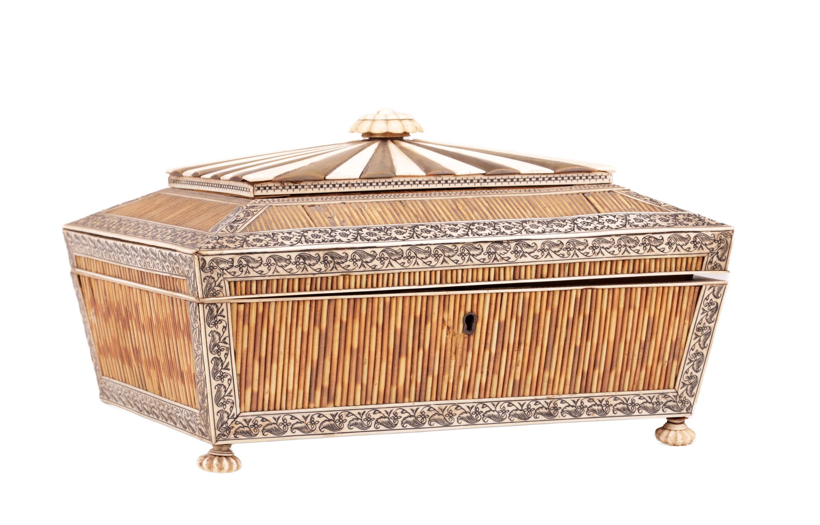 A 19TH CENTURY ANGLO-INDIAN VIZAGAPATAM PORCUPINE QUILL AND ENGRAVED BONE TEA CADDY: A 19TH CENTURY ANGLO-INDIAN VIZAGAPATAM PORCUPINE QUILL AND ENGRAVED BONE TEA CADDY of sarcophagus form with a radiating segmented tented lid and domed fluted knop, the sides veneered with vertical qu