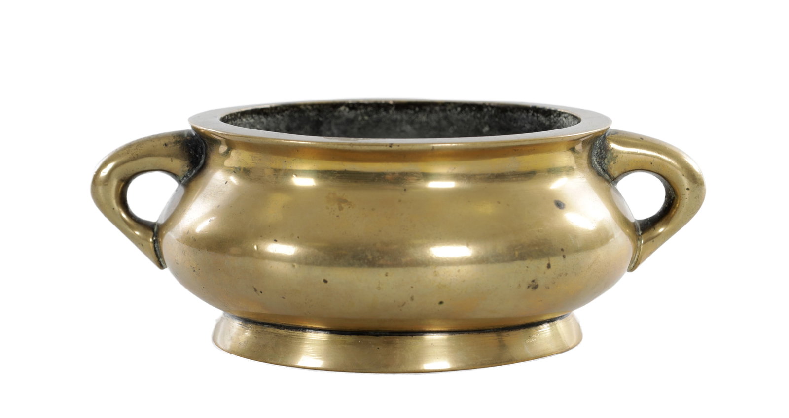 A CHINESE CAST BRONZE CENSER: A CHINESE CAST BRONZE CENSER of two handled squat bulbous form with six character seal mark beneath. (18cm across handles 6cm high)