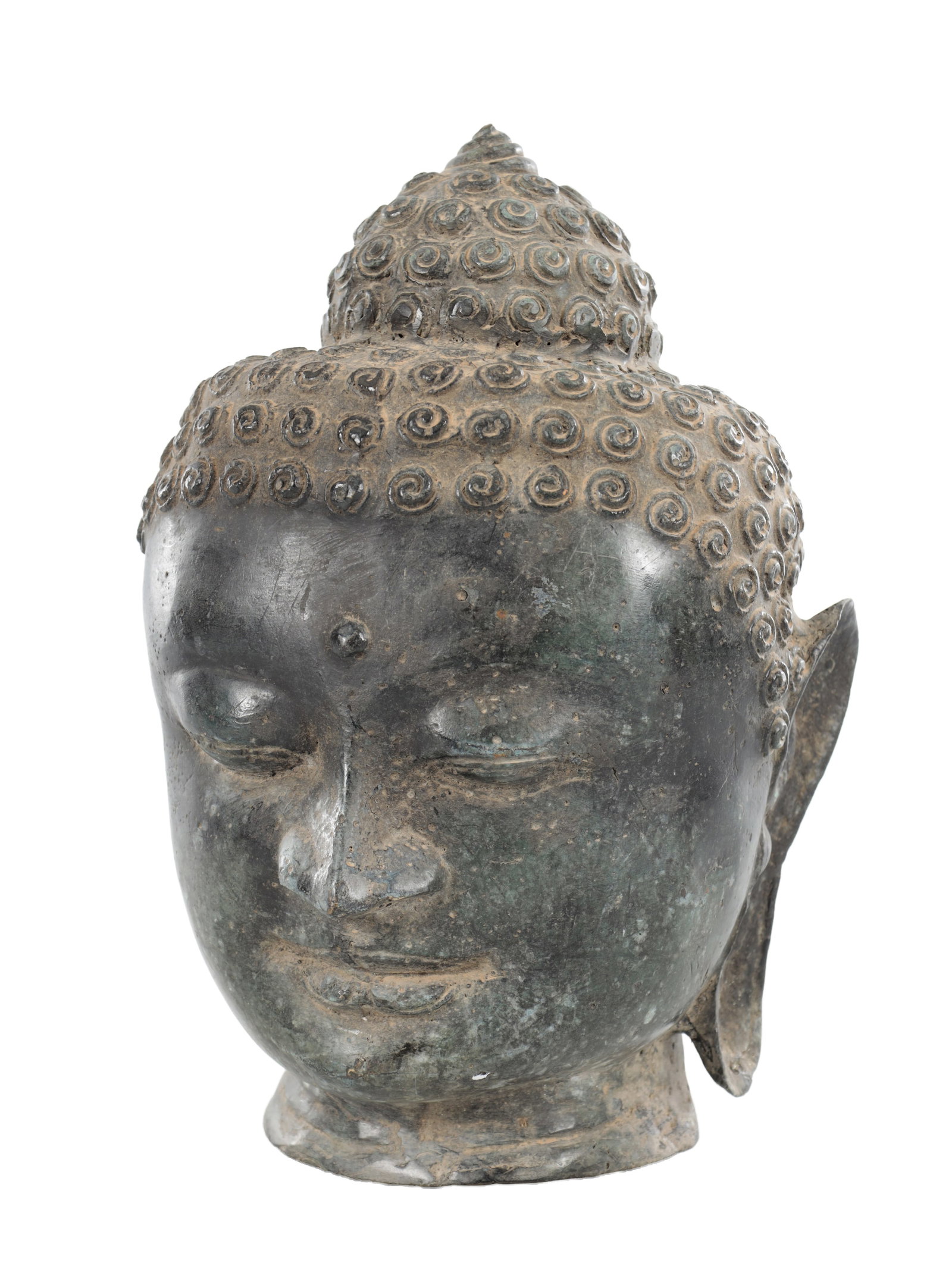 A CAST BRONZE BUDDHA HEAD: A CAST BRONZE BUDDHA HEAD of patinated bronze with tightly curled hair and domed ushnisha, downcast eyes and urna, elongated lobed ears and a short collar to the neck. (30cm high)