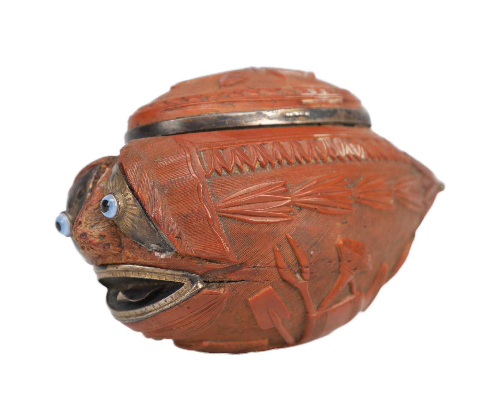 A 19TH CENTURY CARVED CINNABAR LACQUER BUG BEAR SNUFF BOX: A 19TH CENTURY CARVED CINNABAR LACQUER BUG BEAR SNUFF BOX of grotesque mask form with hinged cover, inset glass eyes and silver gilt mount and interior. (9cm across)