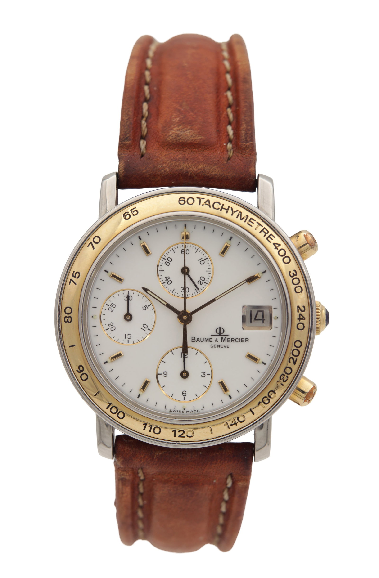 A GENTLEMAN'S BAUME & MERCIER BAUMATIC CHRONOGRAPH WRIST WATCH: A GENTLEMAN'S BAUME & MERCIER BAUMATIC CHRONOGRAPH WRIST WATCH having an automatic movement, white dial with applied baton hour markers and three subsidiary dials, magnified date aperture at 3, outer