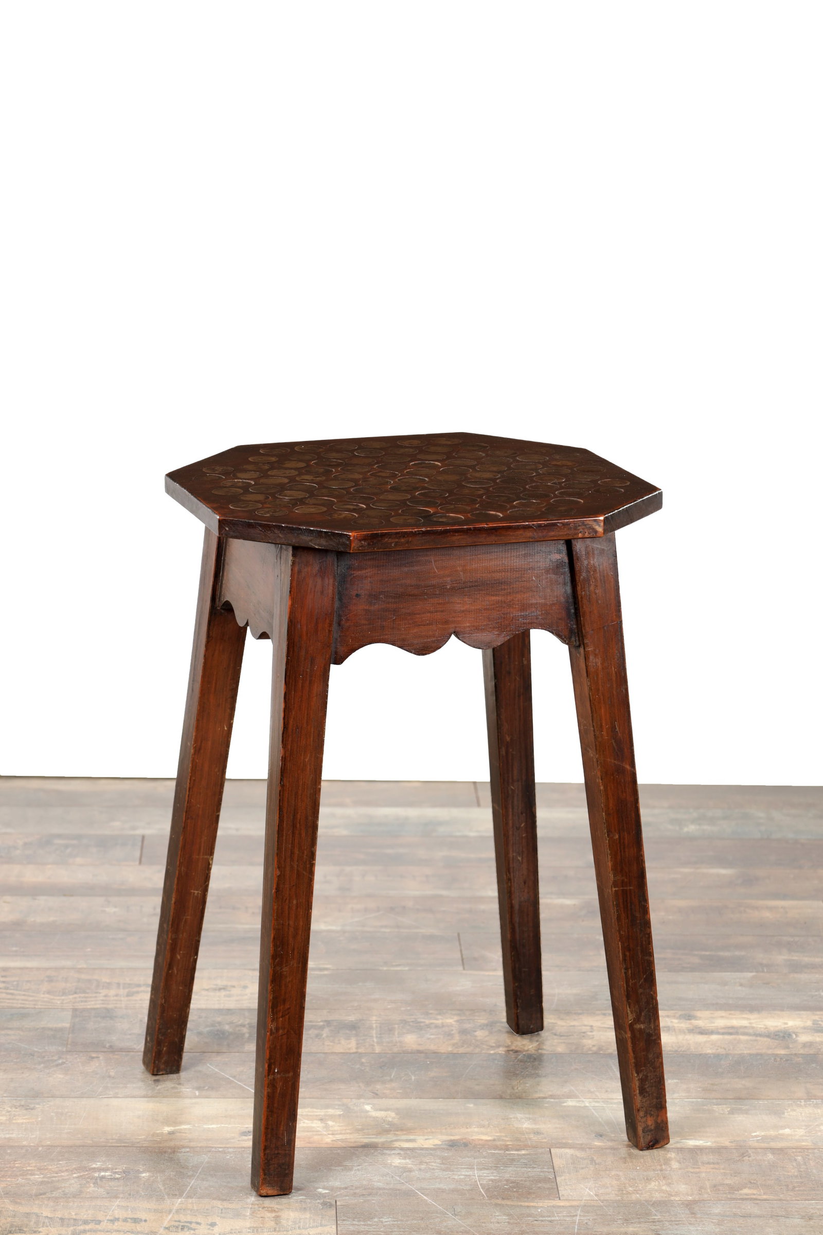 AN EARLY 20TH CENTURY MAHOGANY PENNY TOP OCCASIONAL TABLE: AN EARLY 20TH CENTURY MAHOGANY PENNY TOP OCCASIONAL TABLE with an octagonal top inset with pennies above a shaped apron raised on four square tapering legs. (46cm high, 35cm wide, 30cm deep)