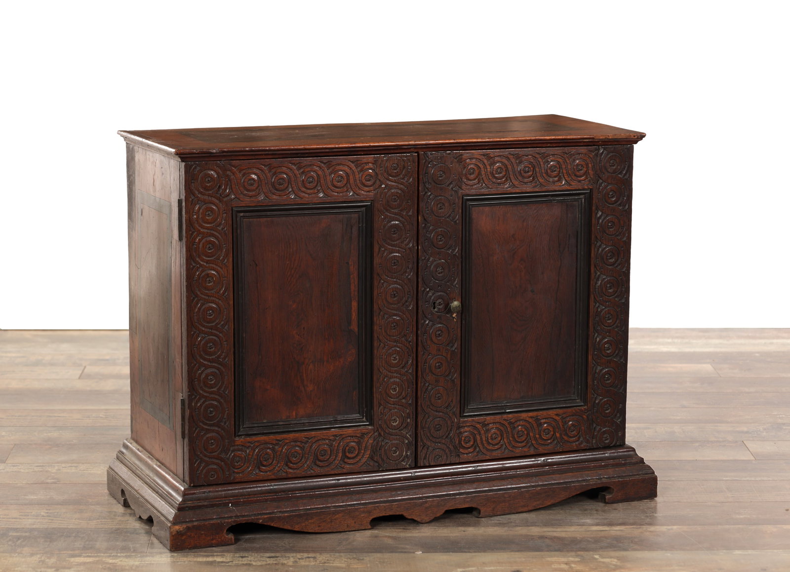 A 19TH CENTURY OAK, WALNUT AND PINE COLLECTORS CABINET: A 19TH CENTURY OAK, WALNUT AND PINE COLLECTORS CABINET with carved hinged doors and panelled top having a fully fitted interior of small drawers. (82cm wide, 37cm deep and 60cm high)