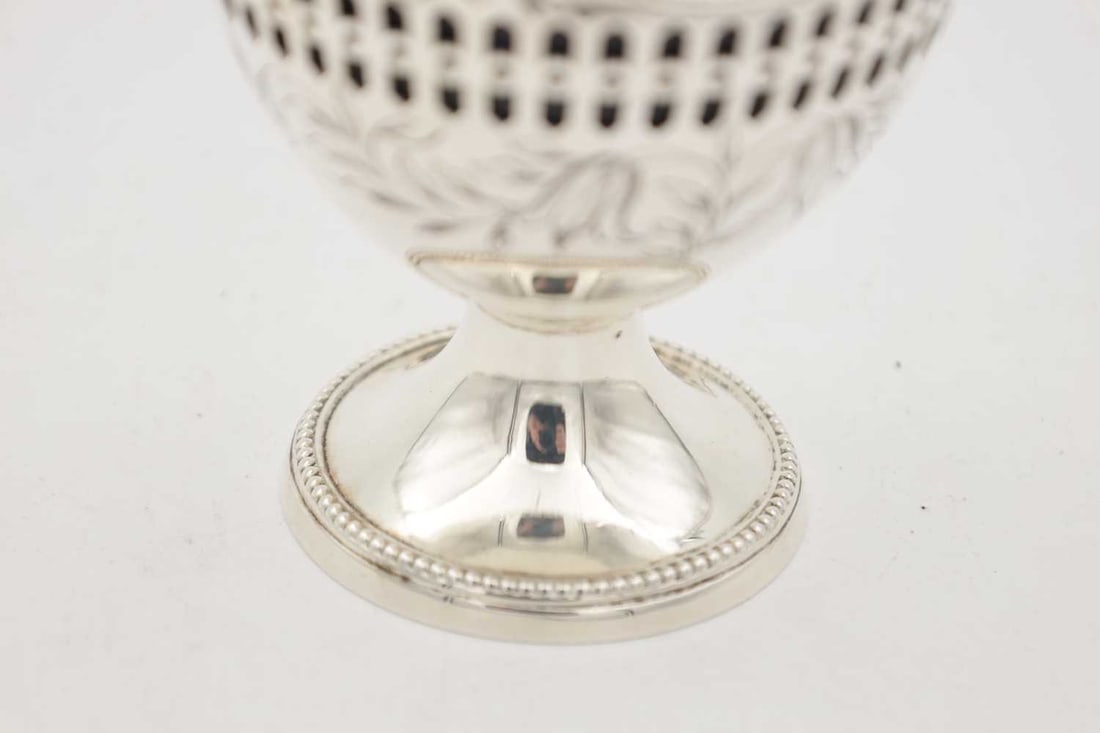 A 19TH/20TH CENTURY SILVER SUGAR BASKET WITH BLUE GLASS LINER - 2