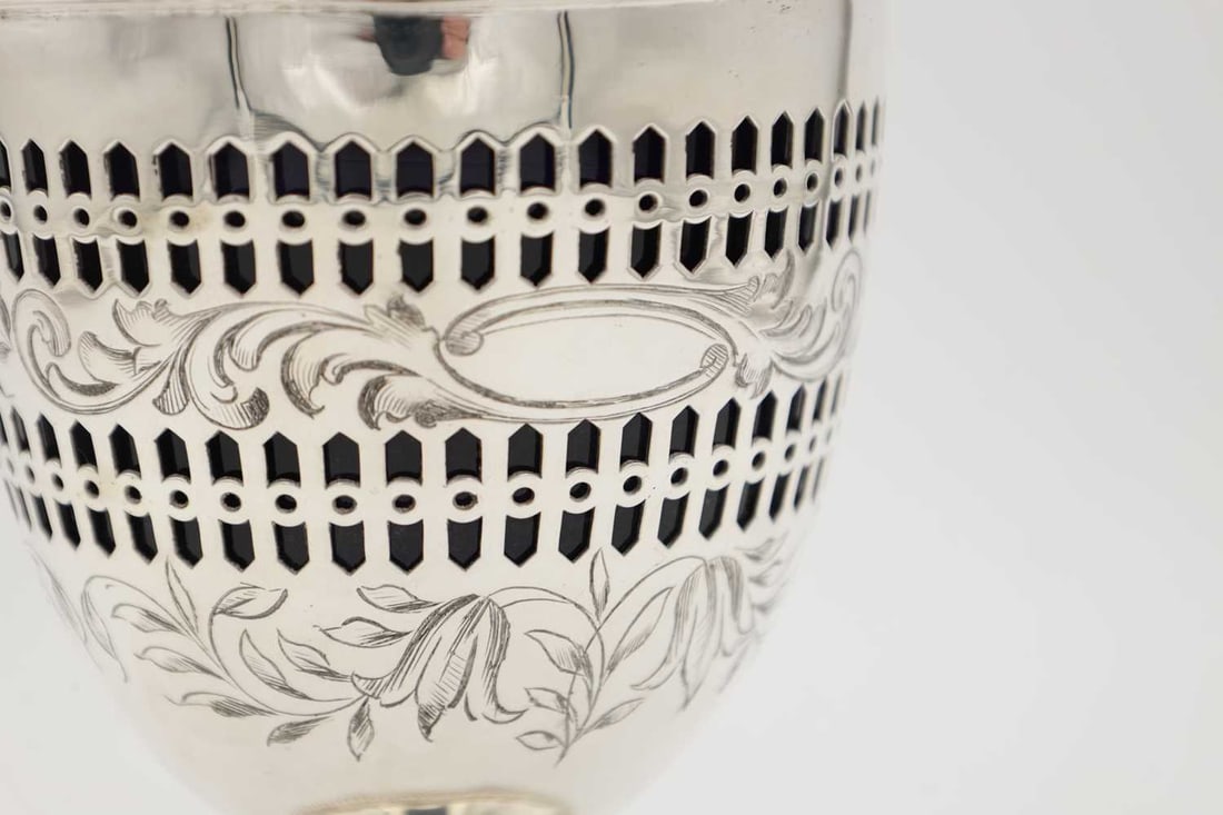 A 19TH/20TH CENTURY SILVER SUGAR BASKET WITH BLUE GLASS LINER - 3