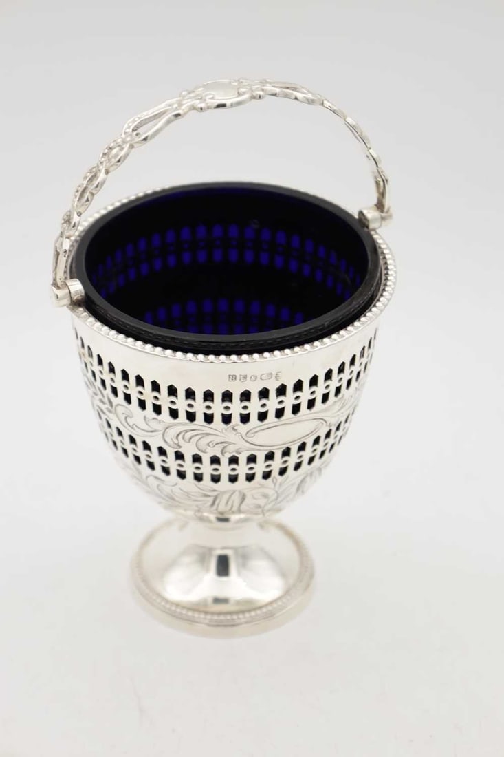 A 19TH/20TH CENTURY SILVER SUGAR BASKET WITH BLUE GLASS LINER - 5
