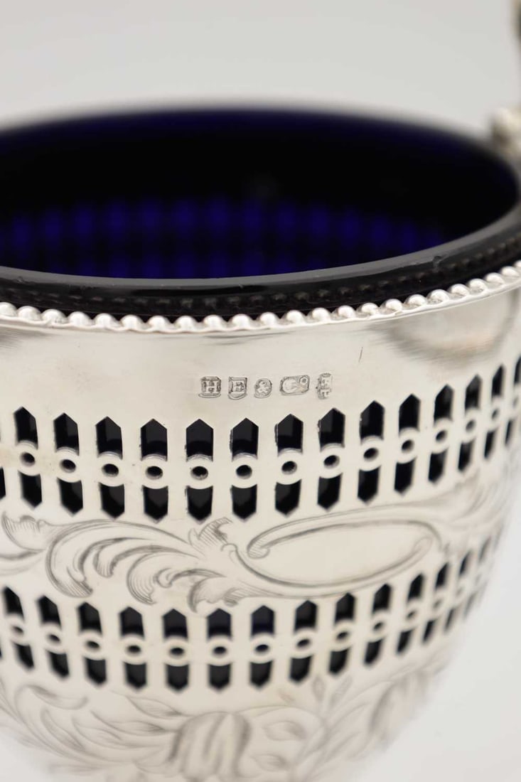 A 19TH/20TH CENTURY SILVER SUGAR BASKET WITH BLUE GLASS LINER - 6