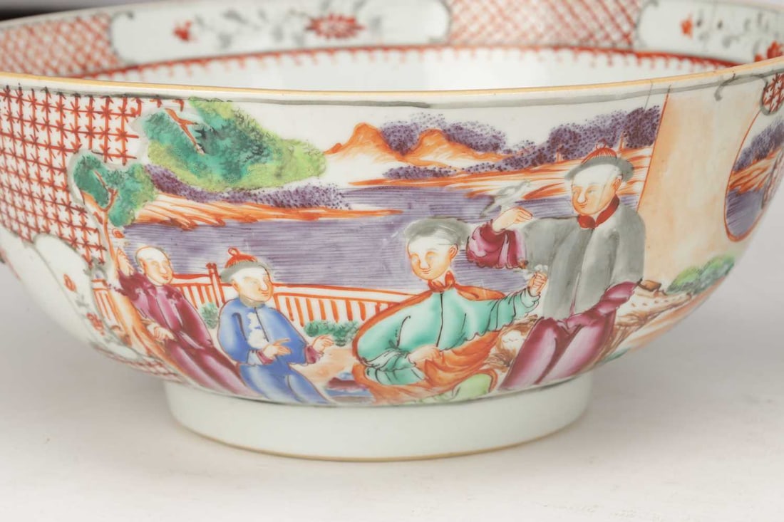A COLLECTION OF FOUR 19TH CENTURY CANTONESE PORCELAIN BOWLS - 2