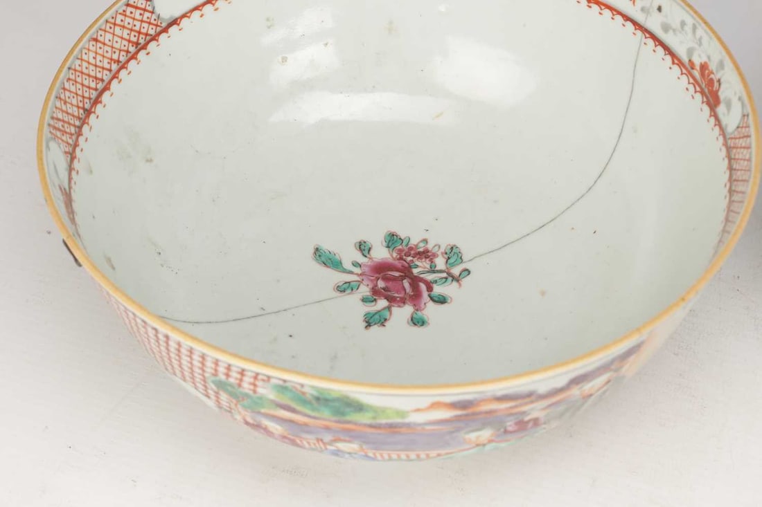 A COLLECTION OF FOUR 19TH CENTURY CANTONESE PORCELAIN BOWLS - 3