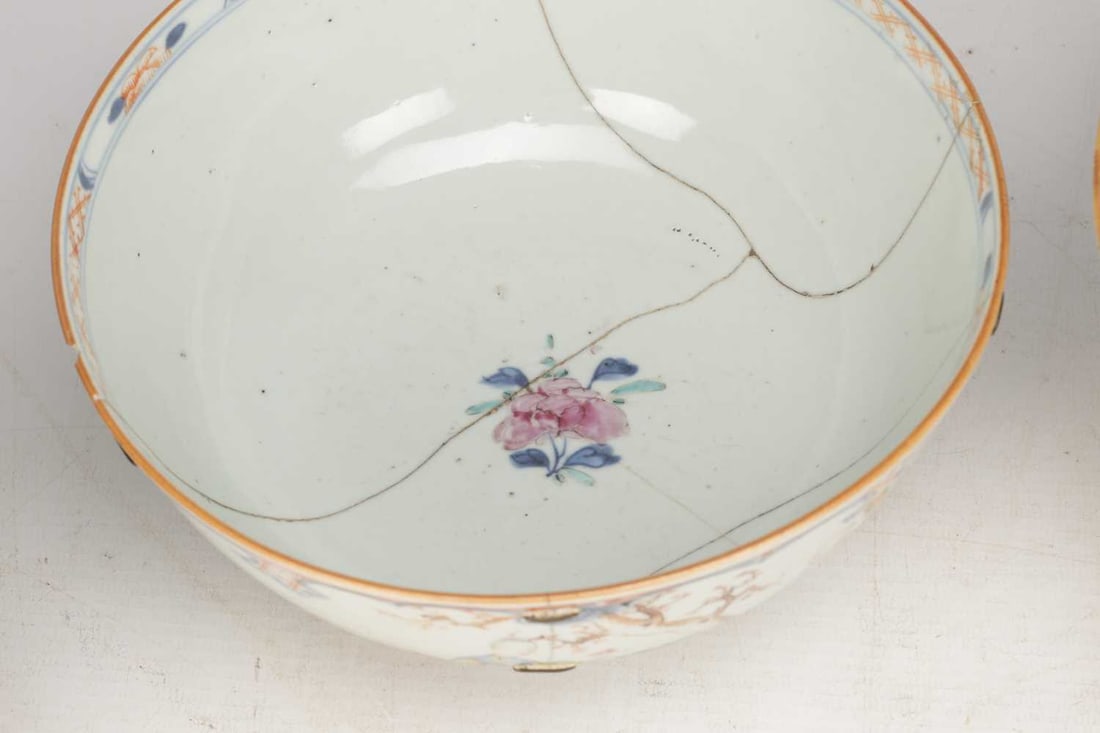 A COLLECTION OF FOUR 19TH CENTURY CANTONESE PORCELAIN BOWLS - 4