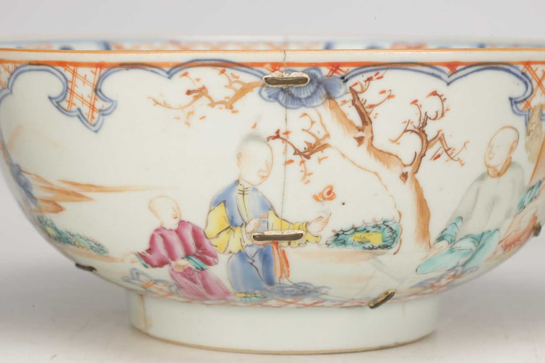 A COLLECTION OF FOUR 19TH CENTURY CANTONESE PORCELAIN BOWLS - 5