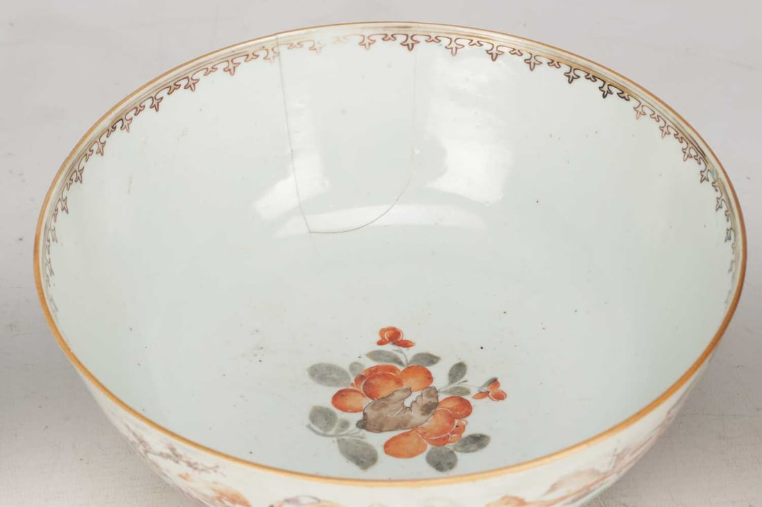 A COLLECTION OF FOUR 19TH CENTURY CANTONESE PORCELAIN BOWLS - 6