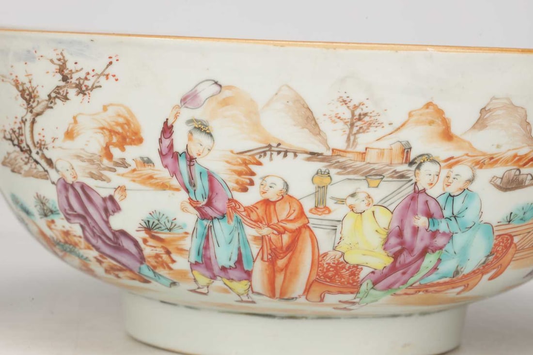 A COLLECTION OF FOUR 19TH CENTURY CANTONESE PORCELAIN BOWLS - 7