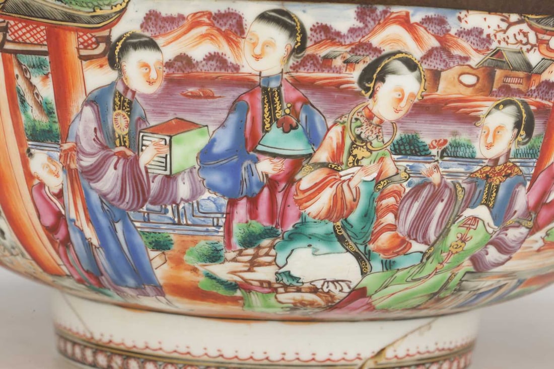 A COLLECTION OF FOUR 19TH CENTURY CANTONESE PORCELAIN BOWLS - 8
