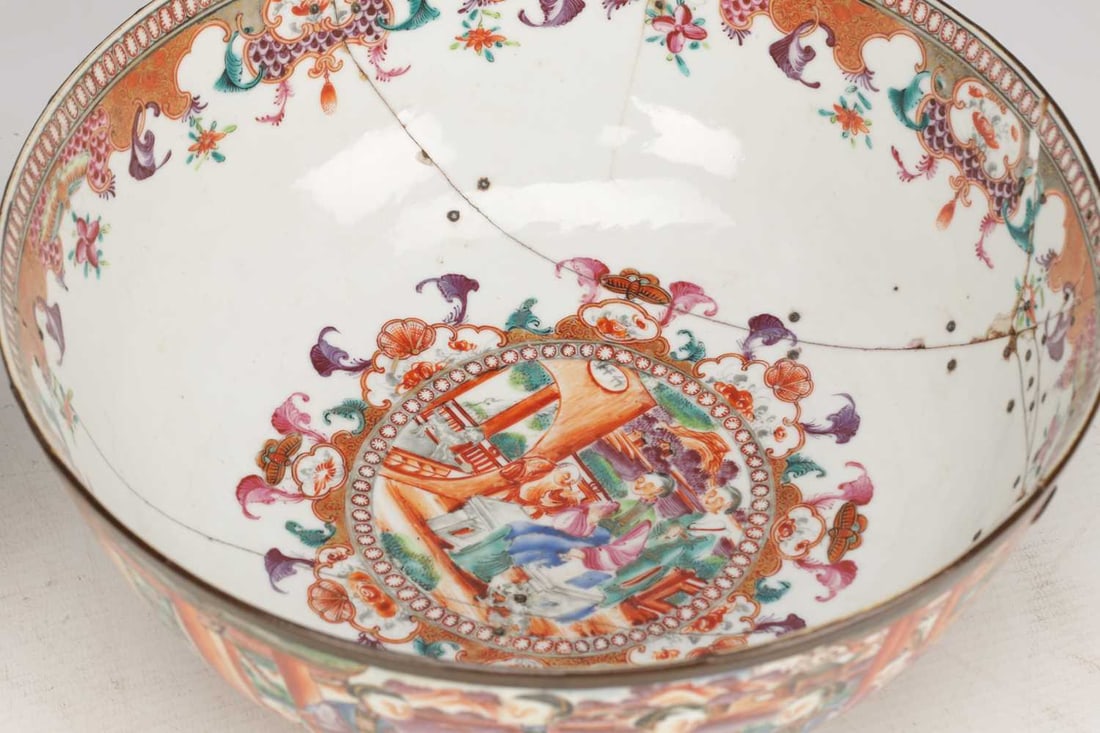 A COLLECTION OF FOUR 19TH CENTURY CANTONESE PORCELAIN BOWLS - 9