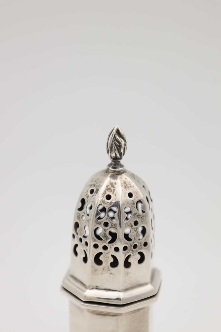 AN EARLY 20TH CENTURY ENGLISH SILVER SUGAR CASTER WITH PIERCED DOMED COVER - 2