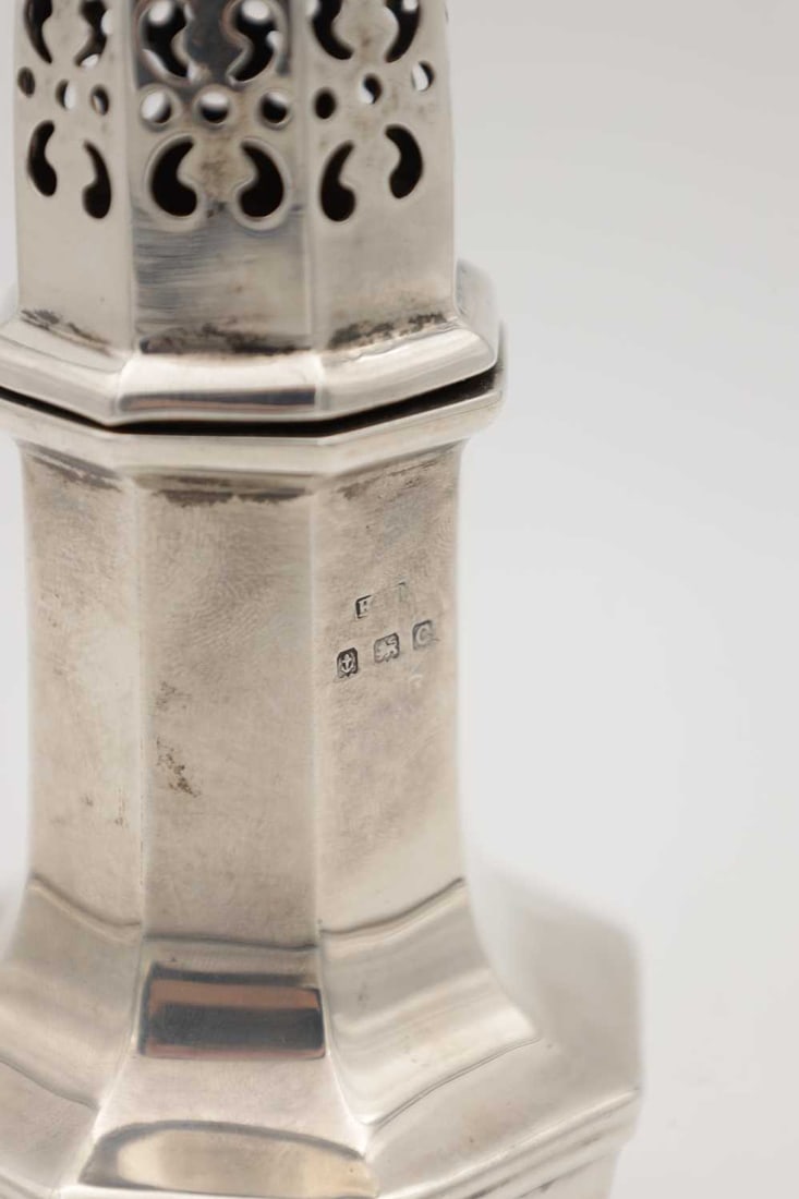 AN EARLY 20TH CENTURY ENGLISH SILVER SUGAR CASTER WITH PIERCED DOMED COVER - 3
