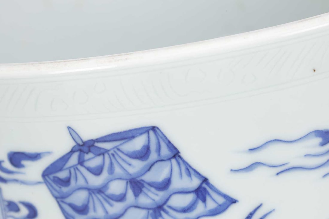 A CHINESE BLUE AND WHITE PORCELAIN BRUSH POT - 5