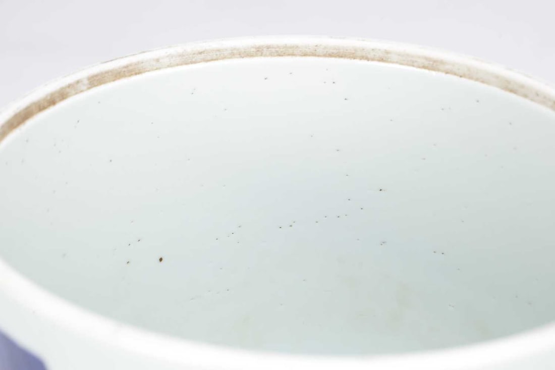 A CHINESE BLUE AND WHITE PORCELAIN BRUSH POT - 7