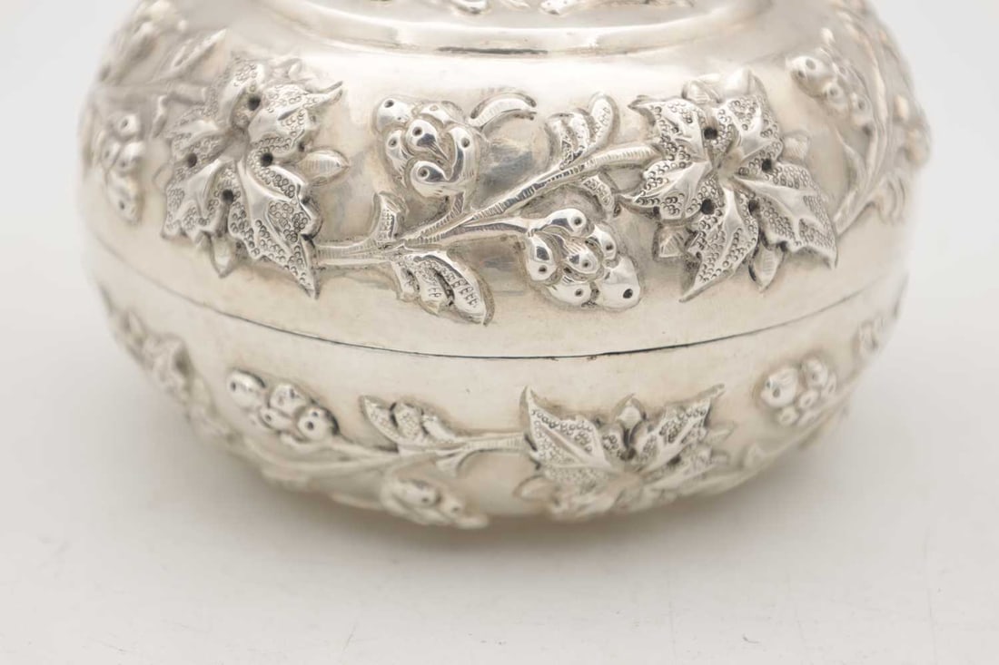 AN EASTERN SILVER REPOUSSE LIDDED DISH - 3