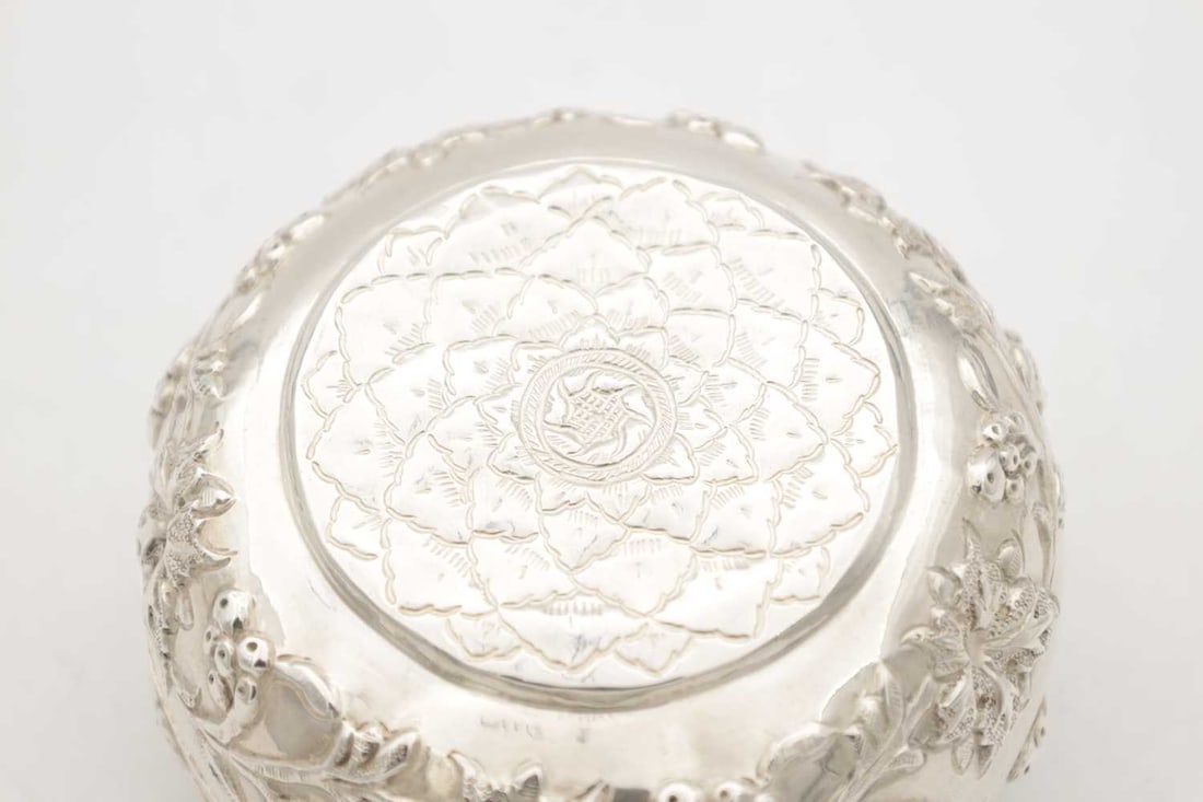 AN EASTERN SILVER REPOUSSE LIDDED DISH - 4