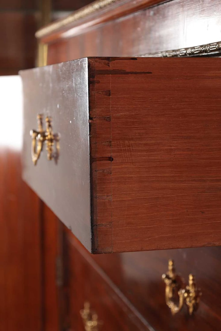 GILLOWS OF LANCASTER, A REGENCY MAHOGANY ENCLOSED CHEST OF DRAWERS WITH ORMOLU MOUNTS - 8