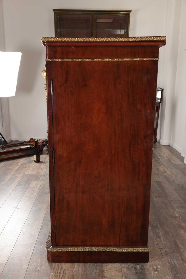 GILLOWS OF LANCASTER, A REGENCY MAHOGANY ENCLOSED CHEST OF DRAWERS WITH ORMOLU MOUNTS - 9