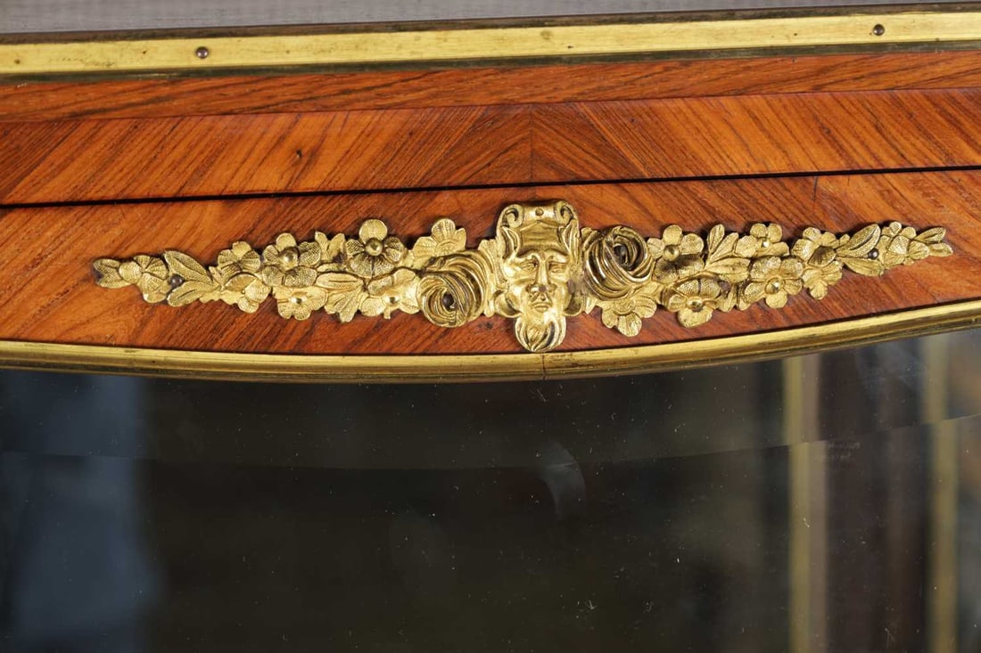 A 19TH CENTURY FRENCH ORMOLU MOUNTED KINGWOOD VITRINE WITH VERNIS MARTIN PANEL - 6