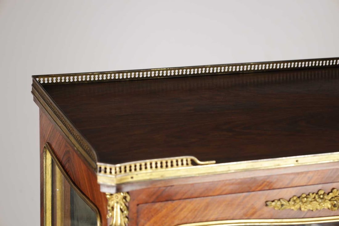 A 19TH CENTURY FRENCH ORMOLU MOUNTED KINGWOOD VITRINE WITH VERNIS MARTIN PANEL - 8