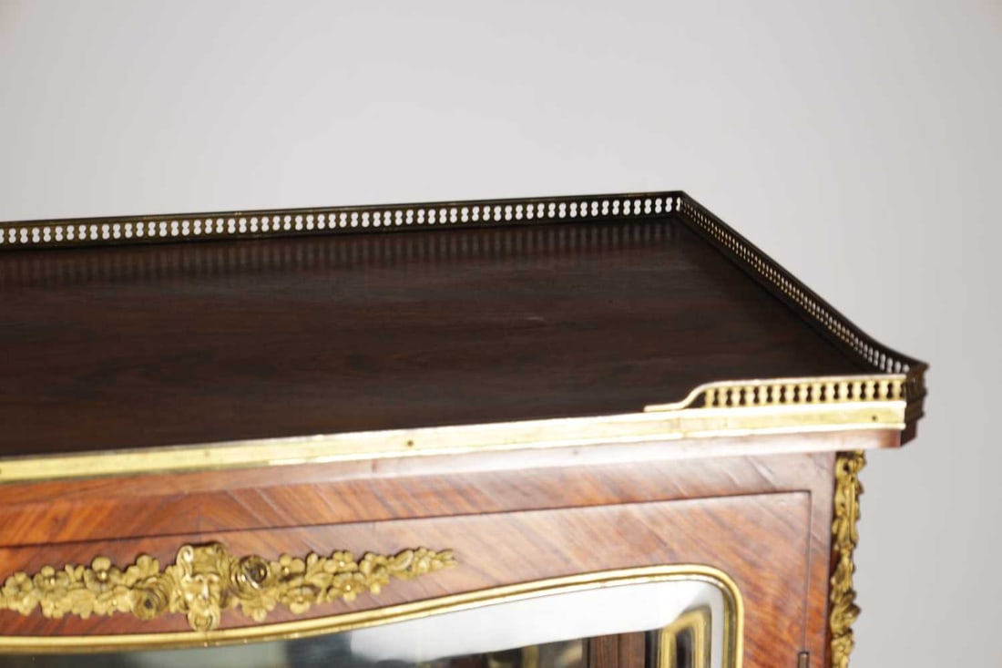A 19TH CENTURY FRENCH ORMOLU MOUNTED KINGWOOD VITRINE WITH VERNIS MARTIN PANEL - 9