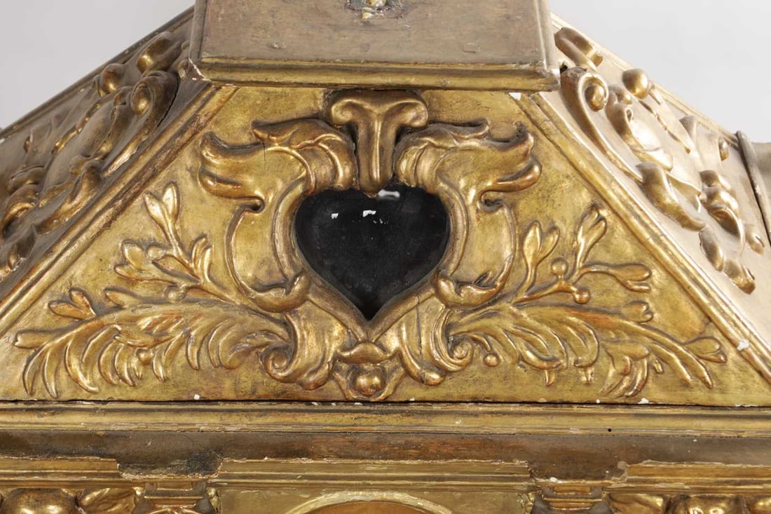 A 19TH CENTURY BAROQUE STYLE CARVED WOOD AND PARCEL GILT RELIQUARY SHRINE - 2